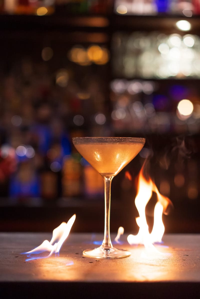 Cocktail flambé servi au comptoir