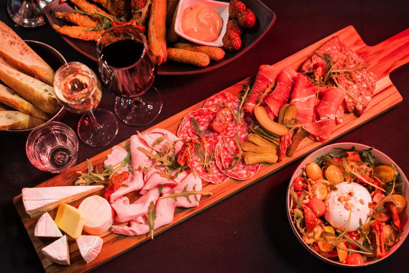 Planche de charcuterie, fromages, burrata et tapas vue du dessus