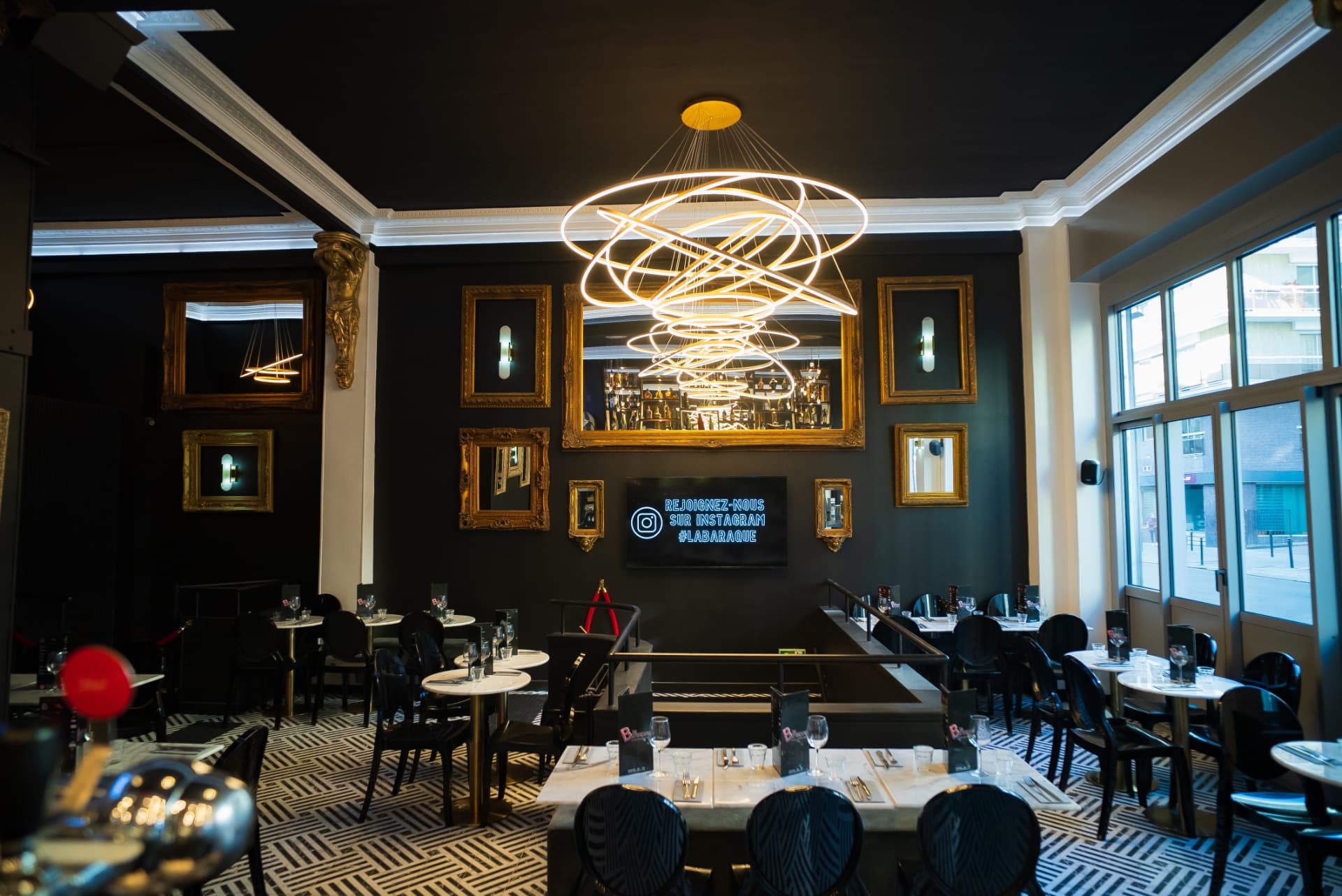 Salle du restaurant La Baraque baignée de lumière naturelle