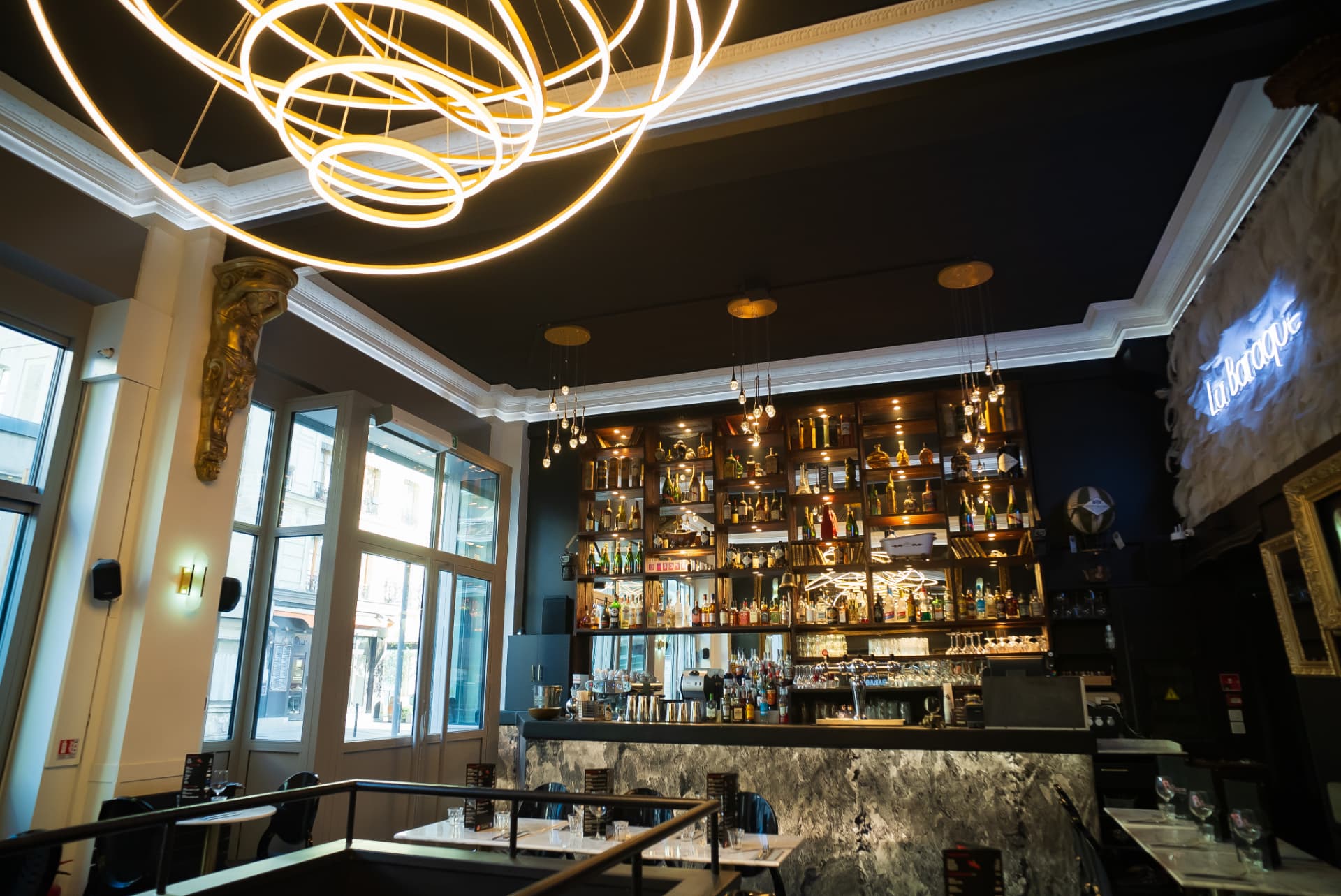 Salle du restaurant La Baraque baignée de lumière naturelle