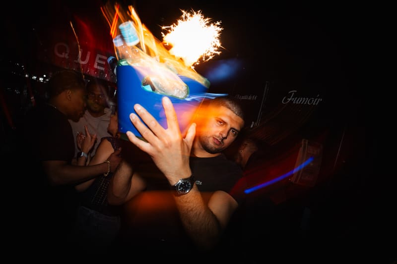 Seau à champagne avec cierge magique porté dans le club
