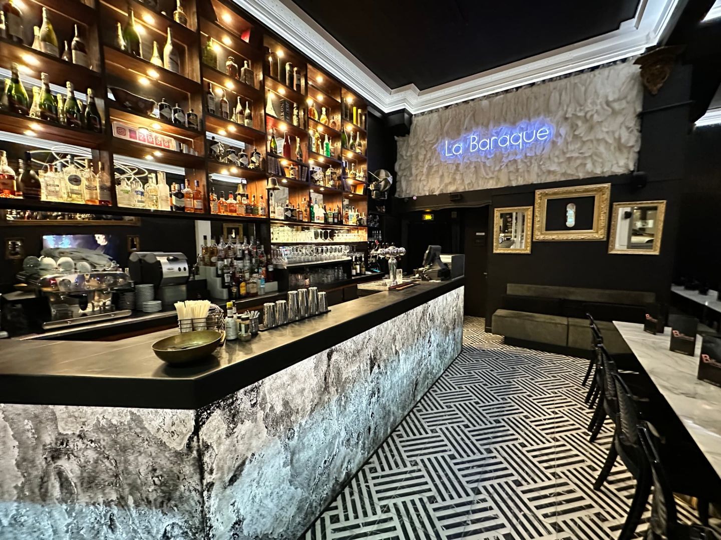 Bar à cocktails de La Baraque à Paris 11