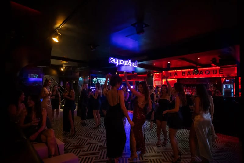 Piste de danse bondée de la discothèque La Baraque, boule à facettes