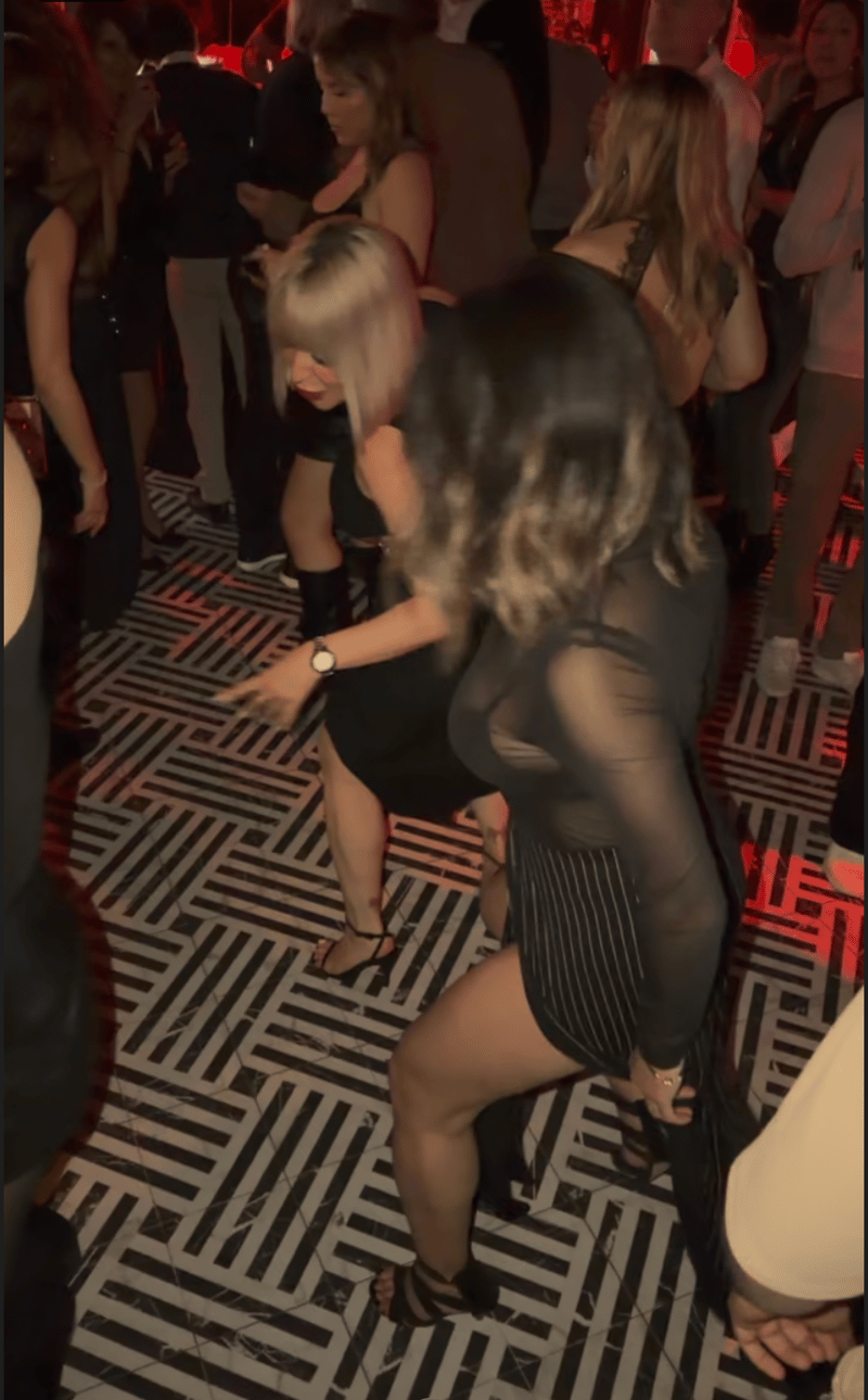 Danseurs serrés sur le carrelage graphique du club