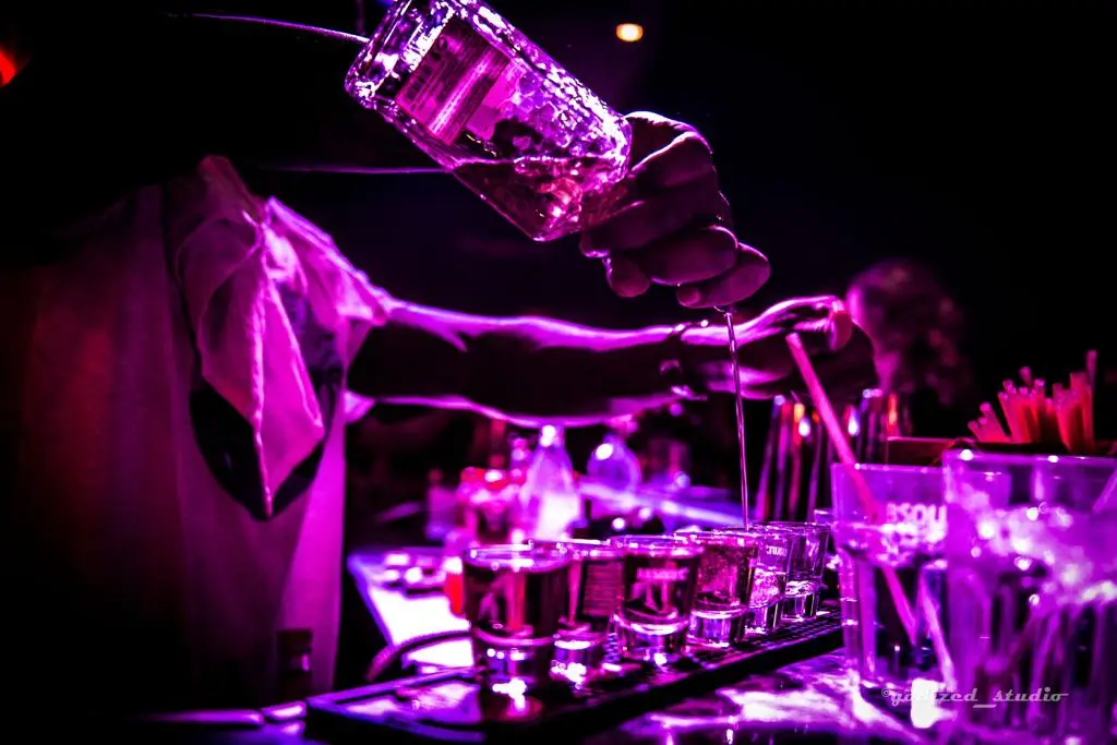 Image de notre barman en train de préparer des shots