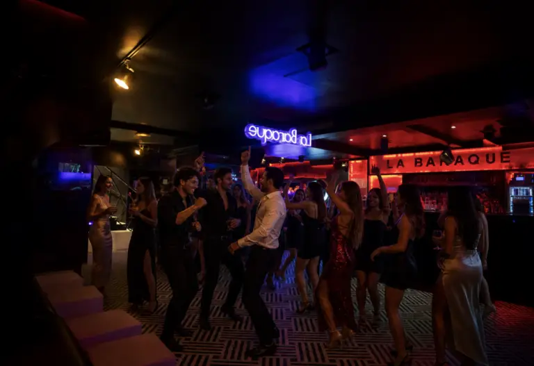 Image de la baraque avec l'ambiance dans la discothèque