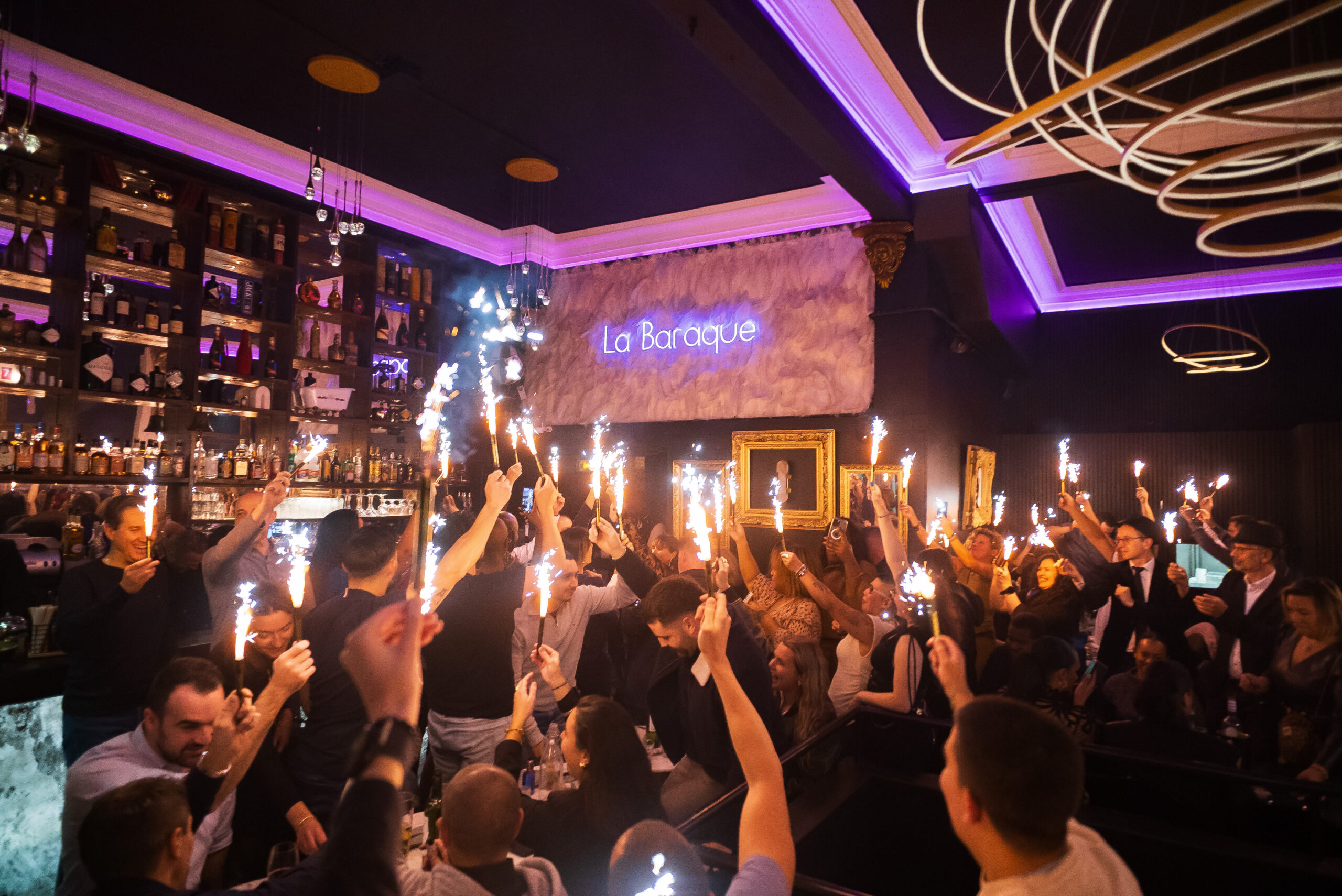 Soirée d'anniversaire festive avec bougies étincelles au bar de La Baraque, restaurant festif à Paris 11